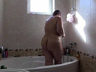 Az amatőr gyönyörű kövér nő nedves és vad lesz a szappanos habfürdőben