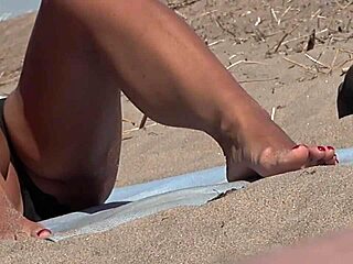 Z bliska oglądanie oszałamiających bosych stóp na plaży