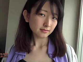 Kiimainen aasialainen tyttö, 34-vuotias, on tuhma