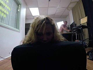 Análny sex s podporným partnerom v označenom videu