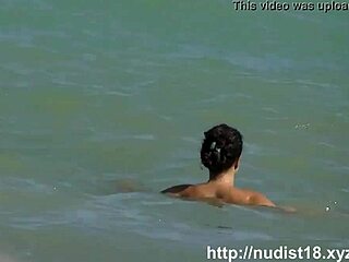 Amatör nudist strandvideo av trånga tjejer som blir nedåt och smutsiga