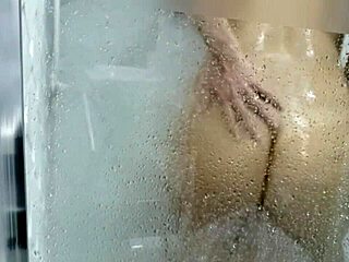 Muskuløs mann har sex med sin kone i dusjen med flere partnere
