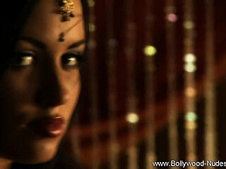 Süßes indisches Mädchen verführt und tanzt in Softcore-Video