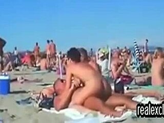 Seks oral dan faraj di pantai dengan swingers berambut merah