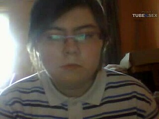 Uma linda garota nerd curvilínea se masturba na webcam