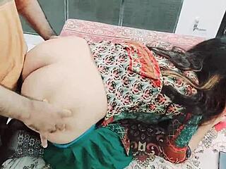 משרתת פקיסטנית נהיית סוטה לאחר שחשפה את הזין שלה
