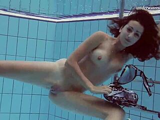Sima Lastova, atraktívna európska baba, sa baví pod vodou