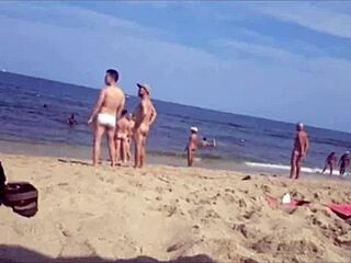 Compilação de ação de câmera escondida em uma praia gay nua