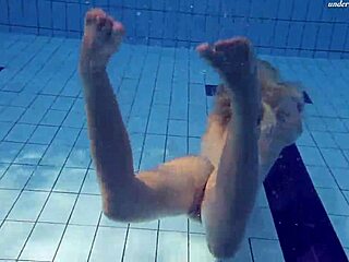 أيلينا بروكلوفا ، فتاة شقراء تبلغ من العمر 18 عامًا ، تصبح رطبة وحشية في حمام السباحة