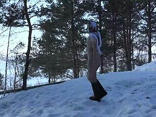 Rus amatör fetiş derlemesi altın duş ve beyaz kar üzerinde idrar