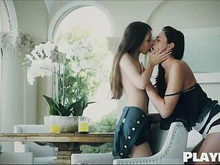 Un cuplu de lesbiene se bucură sărutându-se și degetându-se într-un videoclip fierbinte
