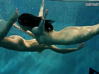 Nudistiske lesbiske har vild tid under vandet