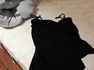 Μια χαριτωμένη Ασιάτισσα κάνει σεξ στην κρεβατοκάμαρα
