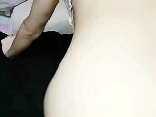 Skolflicka med ammande könsorgan längtar efter vatten efter att ha fått mjölk
