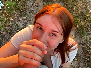 Une fille russe fait une pipe en public après s'être exposée près d'une voie ferrée