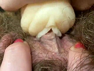 Video POV jarak dekat yang melampau yang menyemprotkan dan menghisap klitoris