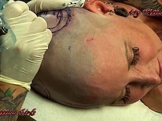 Прекрасна плавуша добија нову тетоважу на глави