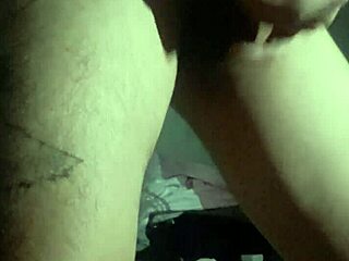 Homme gay avec une petite bite se masturbe jusqu'à l'orgasme en vidéo solo