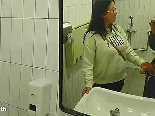 Γηραιοί άνδρες και νεαρές γυναίκες κάνουν καυτό σεξ σε δημόσια τουαλέτα