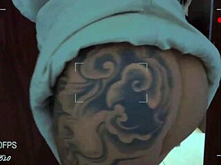タトゥーのついた女の子の大きなお尻とディープスロットのスキルのクローズアップ HDビデオ