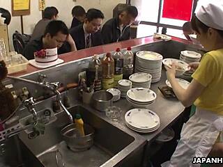 Sexo em grupo de punição de buceta em restaurante oriental com amadora japonesa