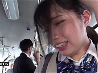 La bellezza asiatica si riempie di soddisfazione sessuale su un autobus giapponese