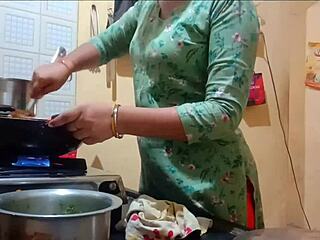Veľká zadnica indickej manželky sa necháva ošukať pri varení
