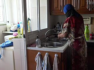 Francúzsky paroháč sleduje, ako jeho manželku ošuká horúca moslimská slúžka