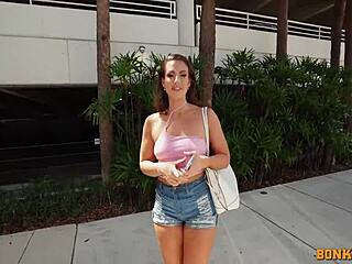 Mandy Waters macht sich in einem heißen Pornovideo an ihre Cowgirl