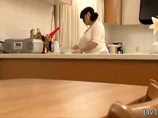 Isorintainen MILF kokkaa japanilaisia herkkuja