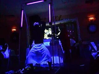 Žareči moški striptizet zabava ženske z oblinami s svojim velikim črnim tičem