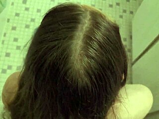 Rjavolaska žena dobi cumshot v lase in ga počeše