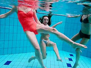 Drei wunderschöne Mädchen genießen ein Bad und etwas erotischen Spaß im Pool