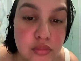 Természetes, dús mellű Latina megosztja testét házi videókban