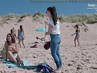 Spaanse babe met kleine tieten wordt vies op het strand