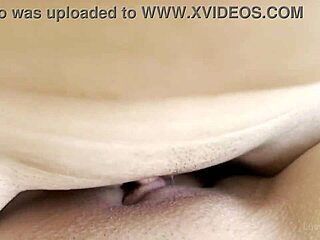 Kauniit pornotähdet saavat nautintoa cowgirl-asennossa, isolla klitoriksella!