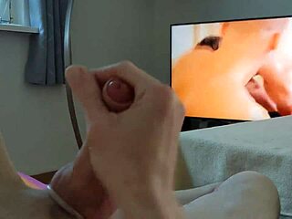 Napalony gej obserwuje, jak masturbuje się z pierścieniem na penisie