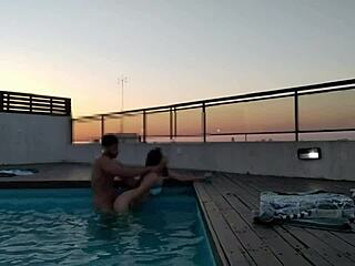 Vzrušujúce stretnutie v bazéne počas západu slnka pre účtovníčku s veľkým penisom a krásnym partnerom