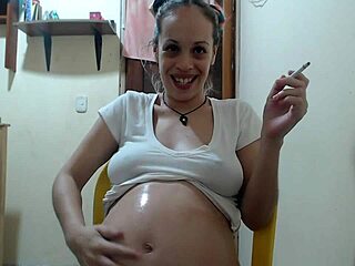 Wanita hamil dengan perut yang diolesi minyak
