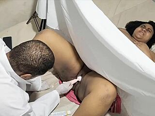 Лекарят съблазнява и прави секс с непознат пациент във ваната
