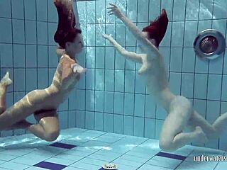 Ryska tonåringar Katrin och Lucy leker lekfullt i duschen