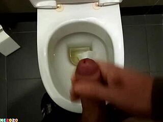 Ein italienischer Typ masturbiert in einem öffentlichen Badezimmer nach dem Wasserlassen