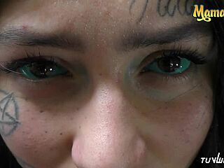 Μια λατίνα με τατουάζ και μεγάλο κώλο παίρνει εκδίκηση από έναν άγνωστο σε ένα βίντεο POV