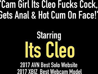 Cleo, o camgirl brunetă, primește o gură adâncă și o pătrundă