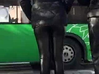 Glittrande latexläder och gummi leggings i en kinky fetischvideo