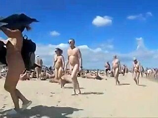 Disfrute de la playa desnuda con una puma novata