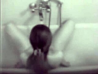 Piilotettu kamera tallensi siskoni soolopeliä kylpyammeessa
