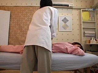 Fetissimasturbaatiovideo: Amatööri tyttö sormistaa itseään ja ejakuloi