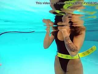Δύο κορίτσια εξερευνούν το σώμα του άλλου στην πισίνα