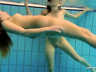 Sporturi acvatice lesbiene cu Katka și Kristy în piscină